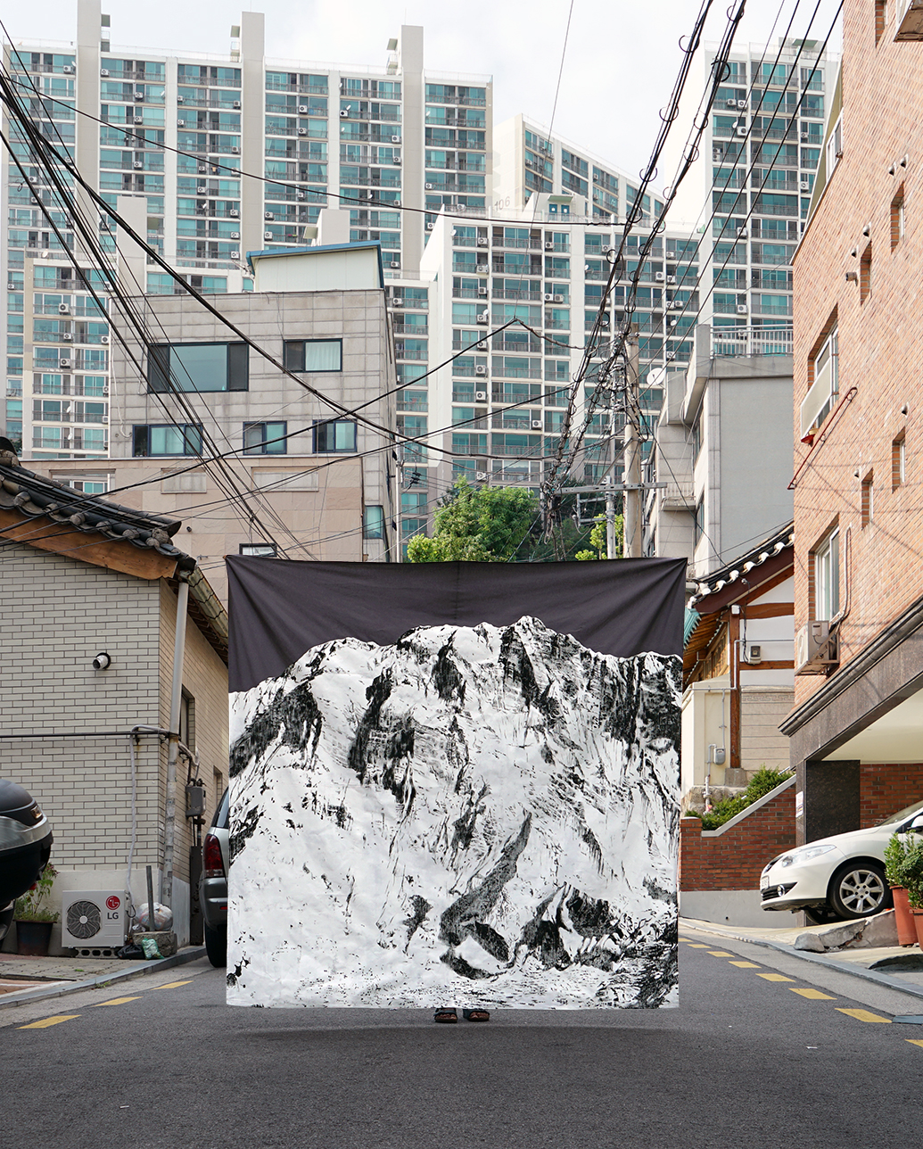 이우성, 남벽 아래서, 천 위에 수성 페인트, 210×210cm, 2016